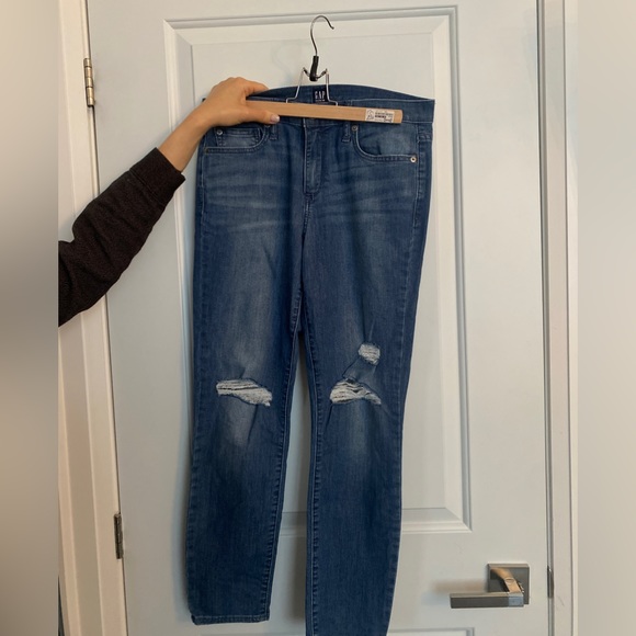 GAP Ripped Knee Jeans - Picture 3 of 4